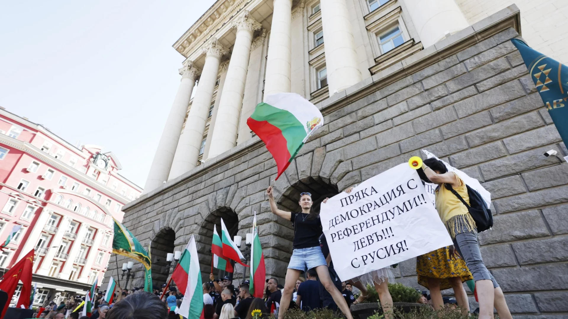 “Левъ с Русия“ и “Оставка“: Лозунги и протест пред НС (СНИМКИ)