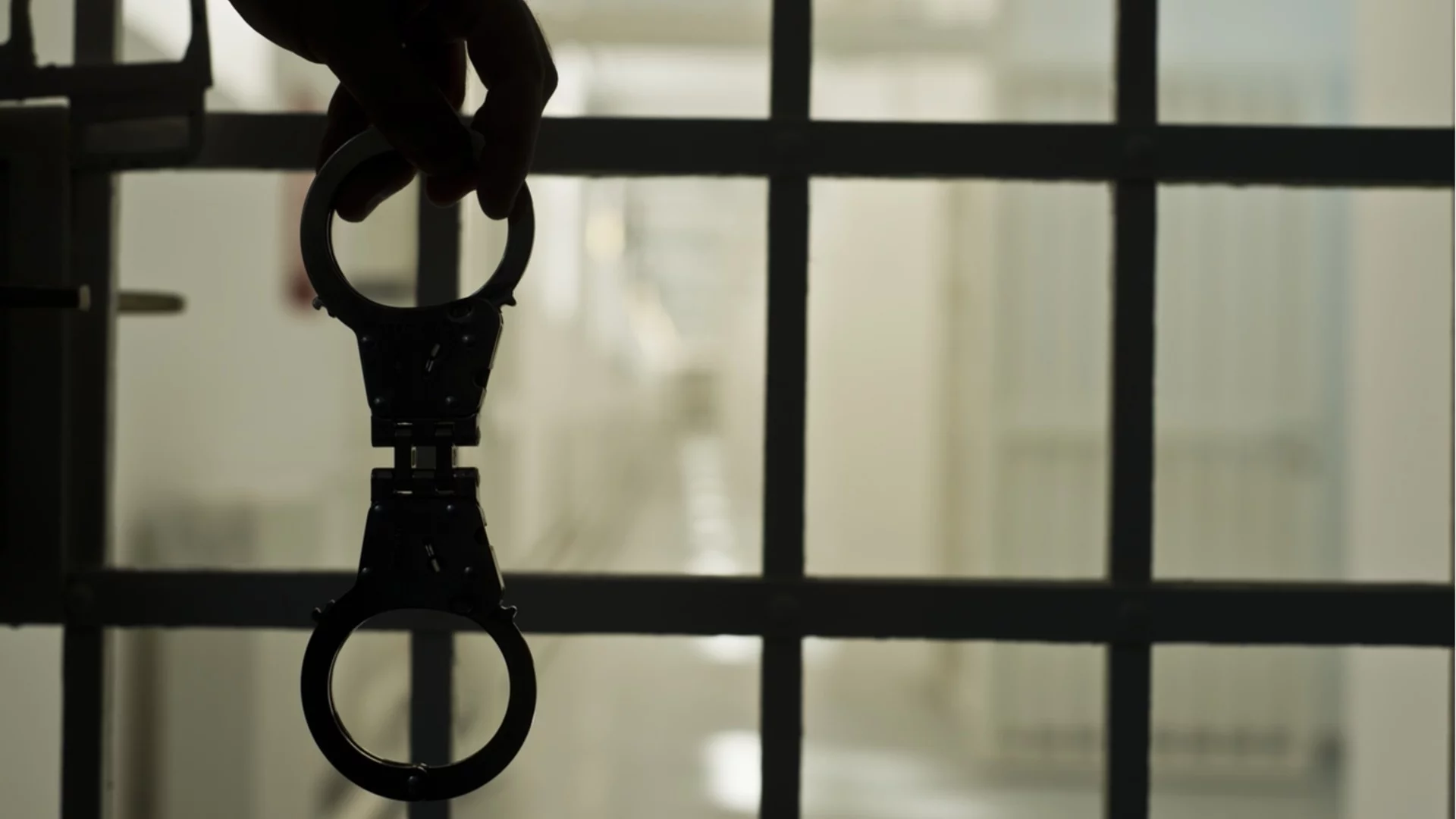 Един на 15 и трима на 19 години: Задържаха четирима за побоя над шефа на полицията в Русе