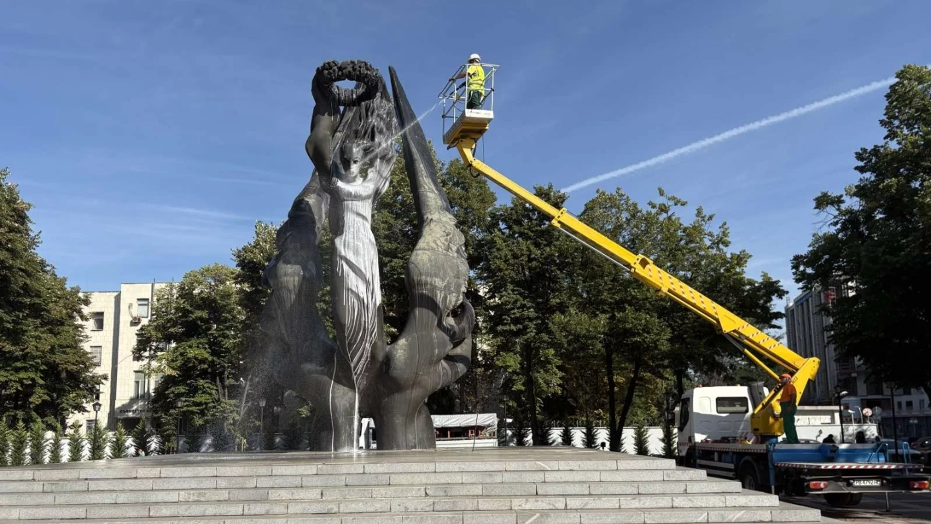 Измиха паметника на Съединението с шампоан с аромат на българска роза в Пловдив