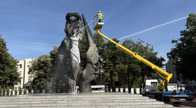 Измиха паметника на Съединението с шампоан с аромат на българска роза в Пловдив