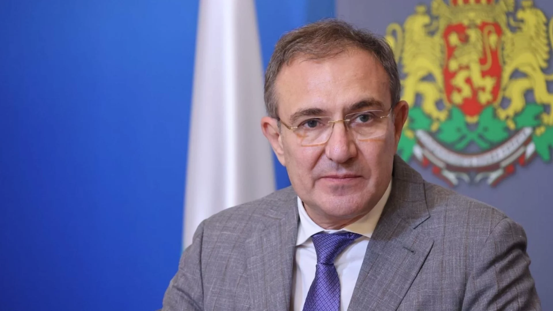 Нападнаха с брадва инспектори по труда, министерството реагира