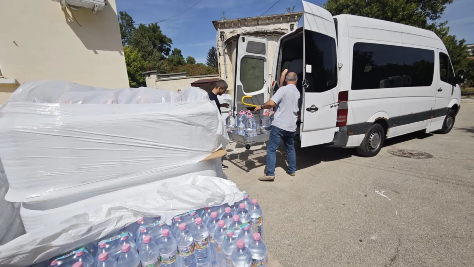 Екипи на Плевен доставят бутилирана изворна вода от Държавния резерв