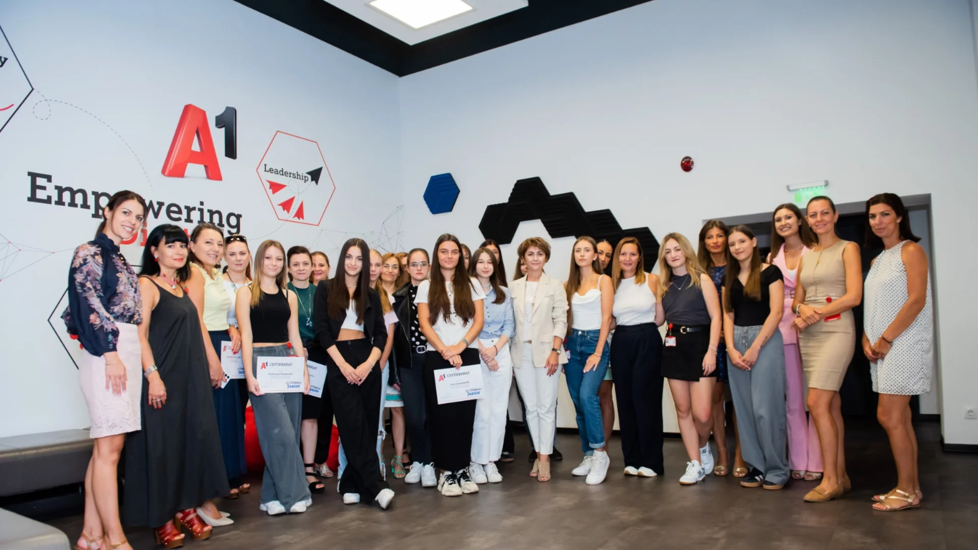 Второто издание на A1 STEMfem Junior завърши успешно с 45 млади момичета и подкрепата на силна менторска общност