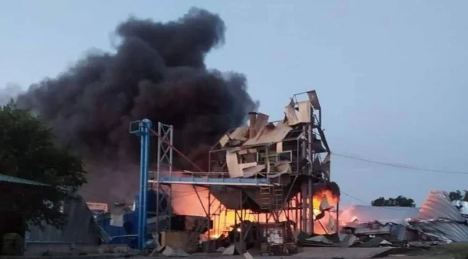 Огромни пламъци на пристанището в Черноморск и атака над Запорожие (ВИДЕО)