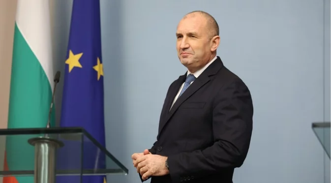 Радев се опитва да превземе думата "дерибеи" от Пеевски и да я използва срещу него
