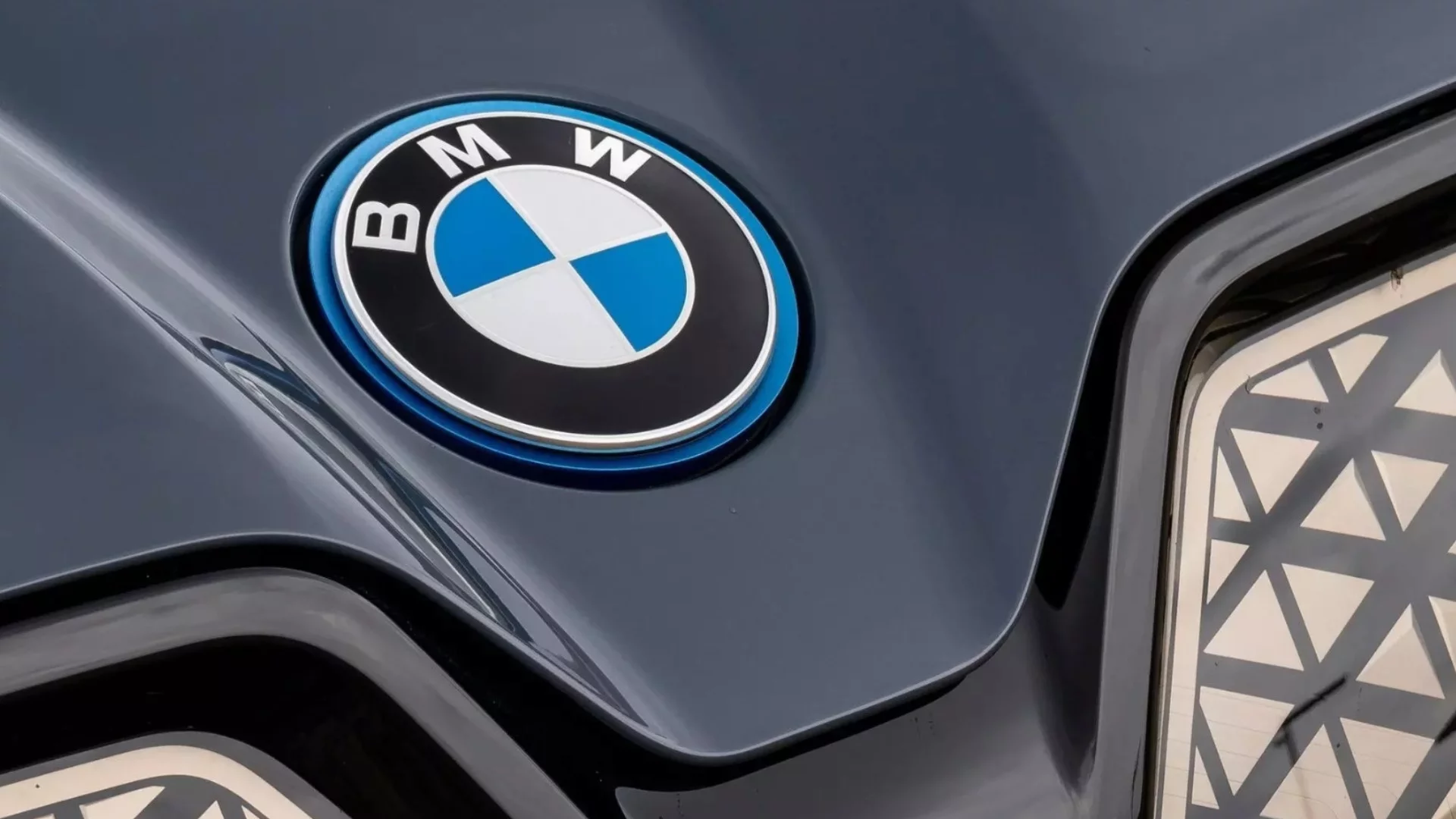 Какво означава емблемата на BMW?