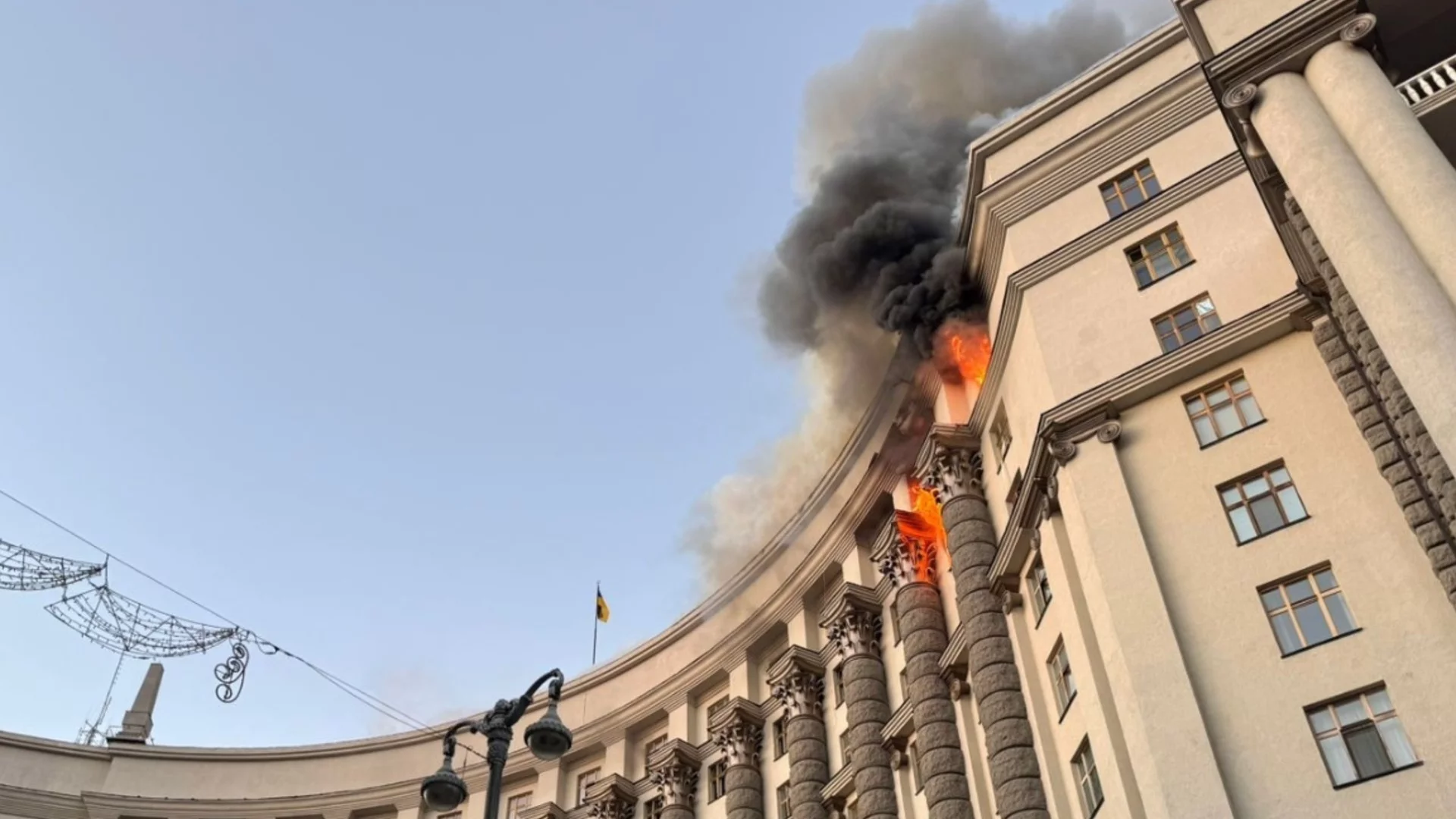За първи път от началото на войната: Русия удари украинското правителство (ВИДЕО и СНИМКИ)