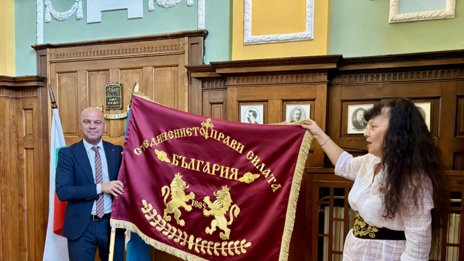 Уникално ръчно извезано знаме дариха на кмета на Пловдив по повод 140 години от Съединението