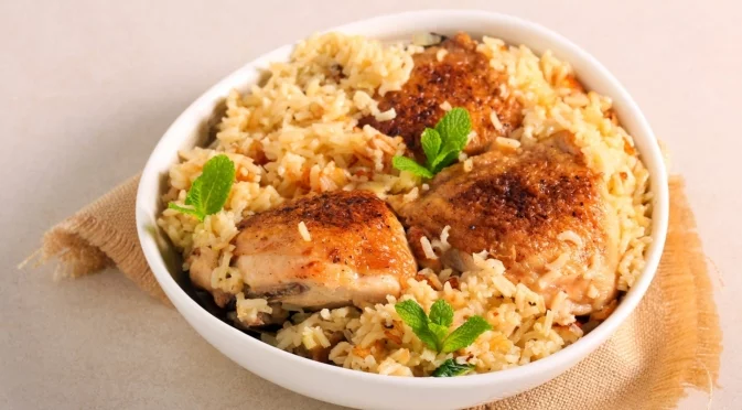 Как обикновеното пилешко с ориз на тиган да стане кулинарен шедьовър