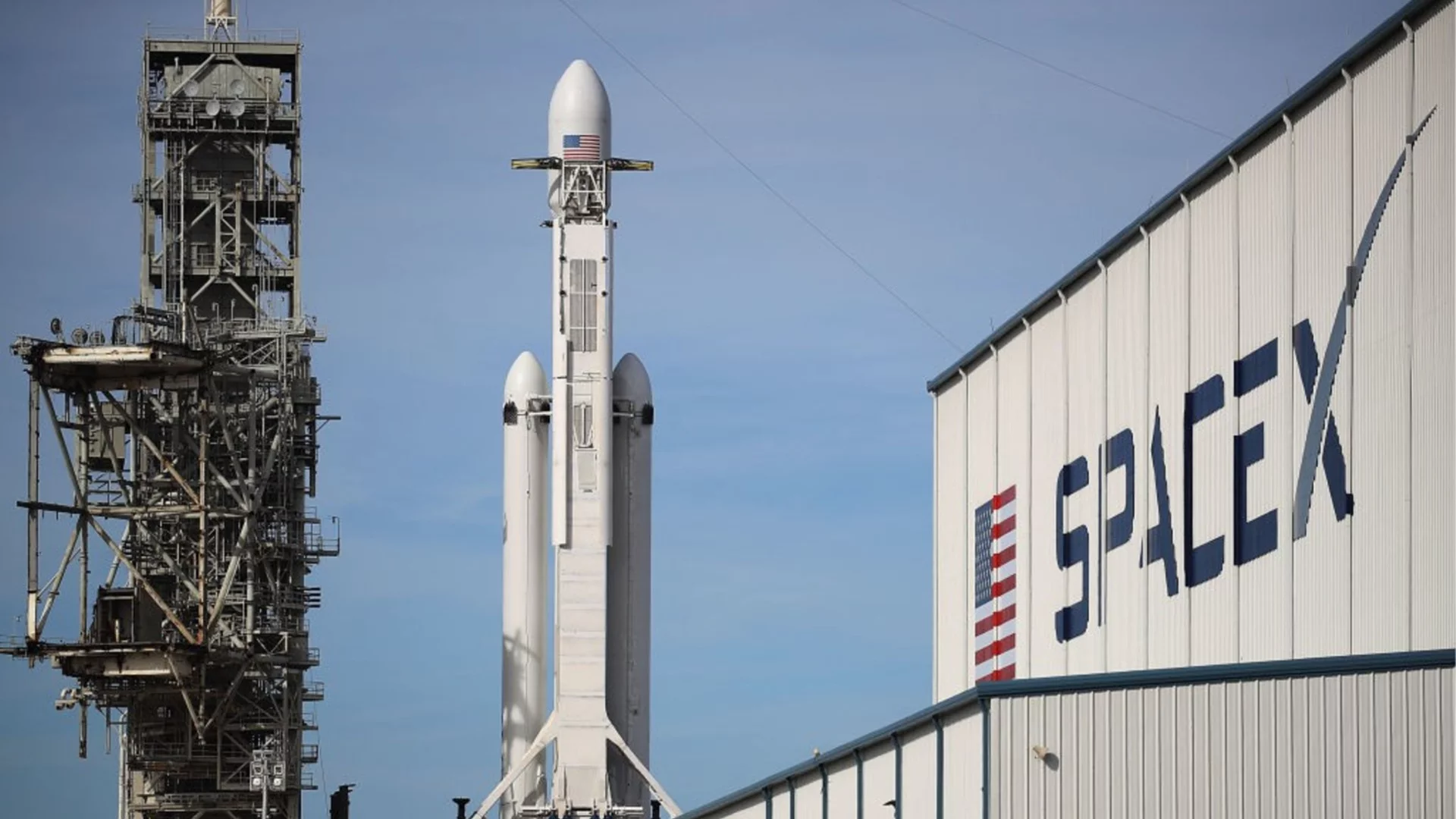 С нови честоти: SpaceX разширява сателитната си мрежа