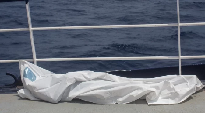 На лодката имаше два трупа: Спасиха десетки мигранти край Лампедуза