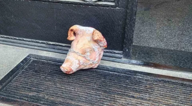 Свински глави пред джамии във Франция