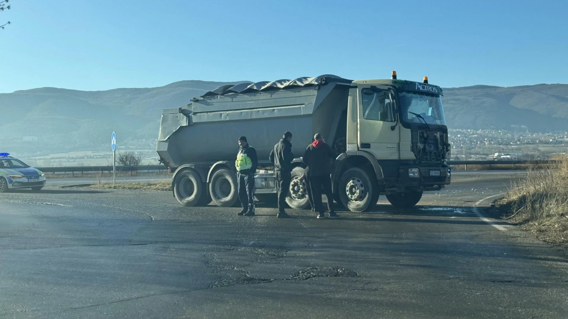 Инцидент с камион затрудни движението по АМ “Хемус“