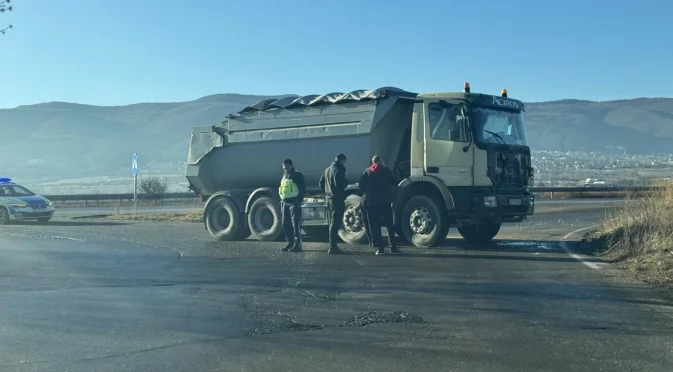Инцидент с камион затрудни движението по АМ “Хемус“