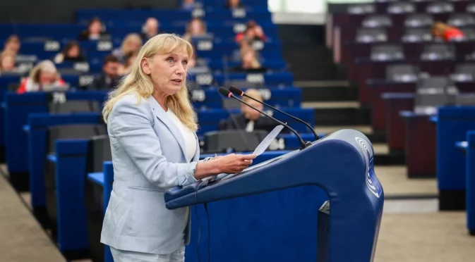 "Потвърдете, че не е имало пробив в сигурността ви": Йончева с призив пред Фон дер Лайен в ЕП за полета над Пловдив