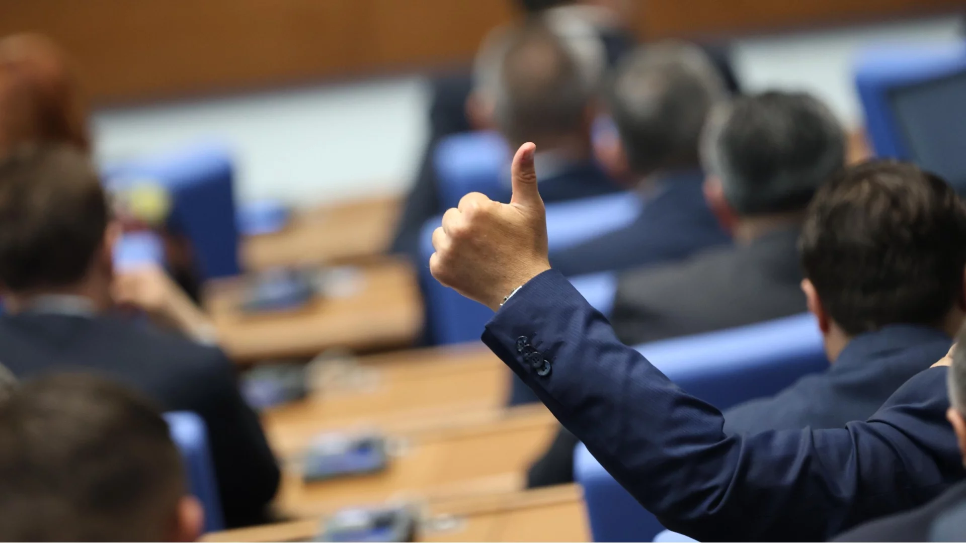 Управляващите, Пеевски и "Възраждане" спасиха премиера от изслушване за боя в Русе