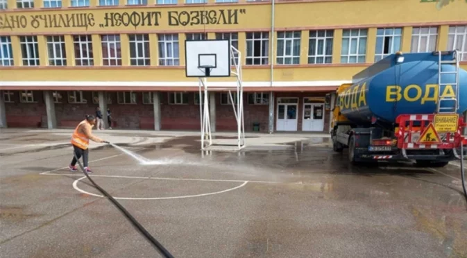 Преди първия учебен ден: Мият дворовете на над 170 училища в София
