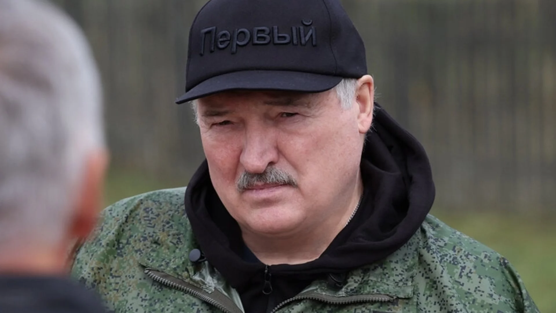 Тръмп се моли за здравето на Лукашенко, отменя санкциите и му праща подарък (СНИМКИ)