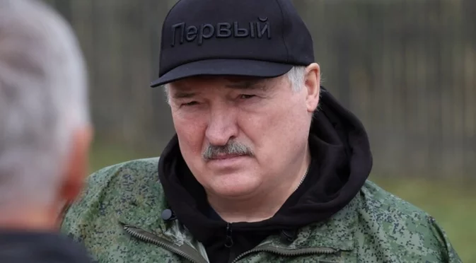 Тръмп се моли за здравето на Лукашенко, отменя санкциите и му праща подарък (СНИМКИ)
