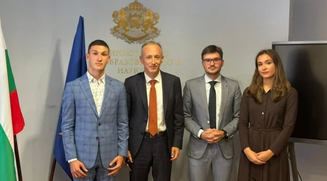 Промени за учениците, но без тяхно участие: Образователният министър прие на среща ученическите съвети