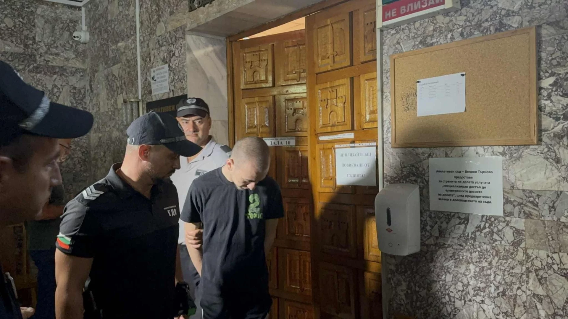 Домашен арест за един от младежите, задържани за побоя над шефа на полицията в Русе
