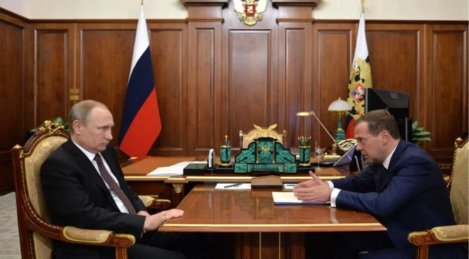 За 60-ия му рожден ден: Путин награди Медведев с орден