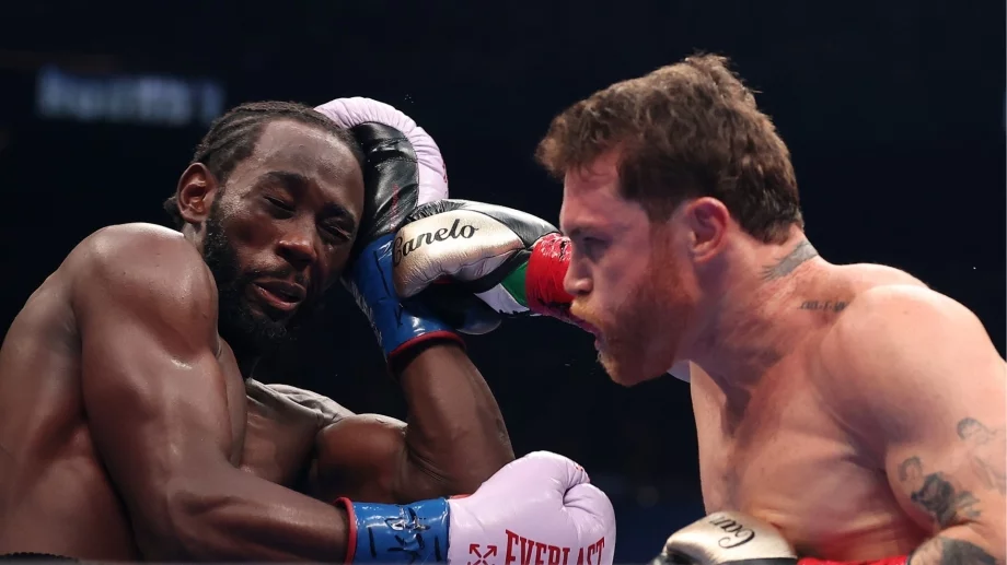 Боксово шоу в САЩ: Крауфорд детронира Канело и пренаписа историята