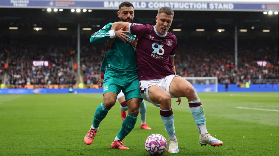 Късмет, червен картон и дузпа помогнаха на Ливърпул да остане безгрешен