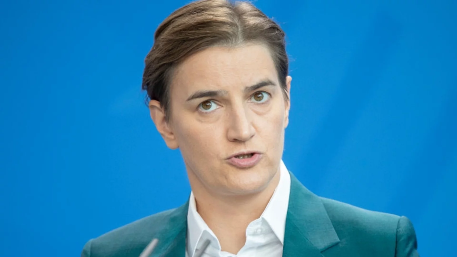"Извинявайте, не знаех, че сте тук": Мецола не очакваше да види Бърнабич в Брюксел (ВИДЕО)