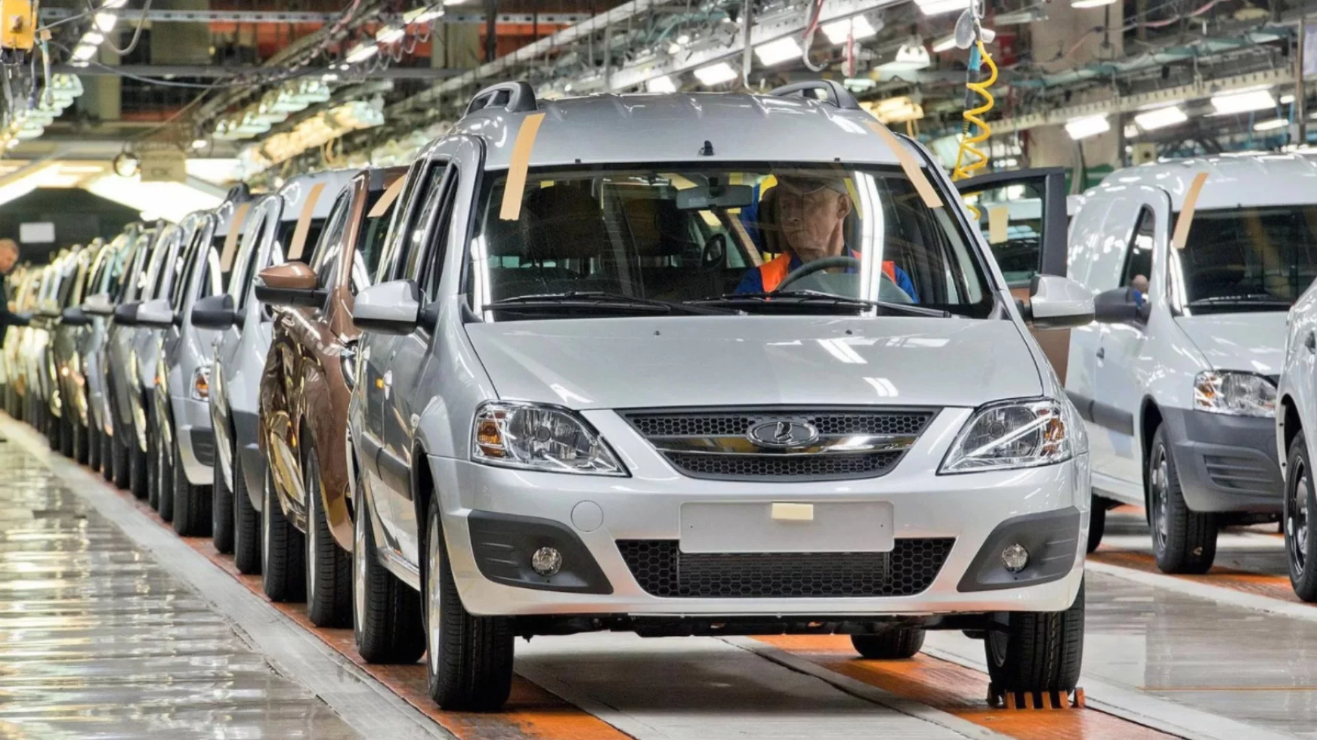 Драстично: Най-известната руска автомобилна компания намалява работата