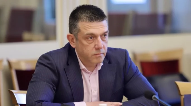 Жената на директора на митниците строи елитна сграда в центъра на София