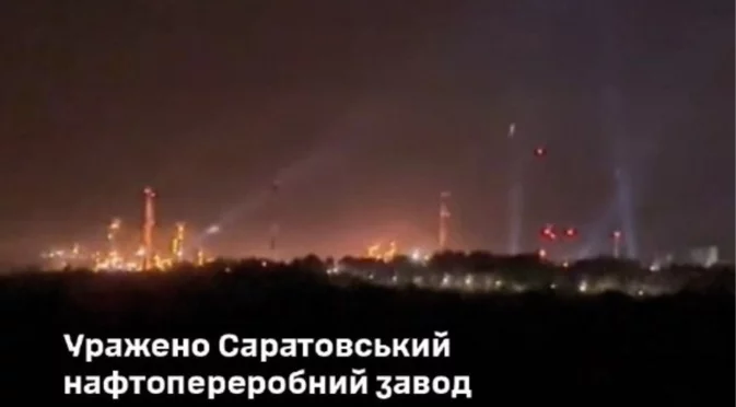 Кампанията на Украйна срещу руския петрол се засилва: Рафинерията в Саратов пак пламна (ВИДЕО)