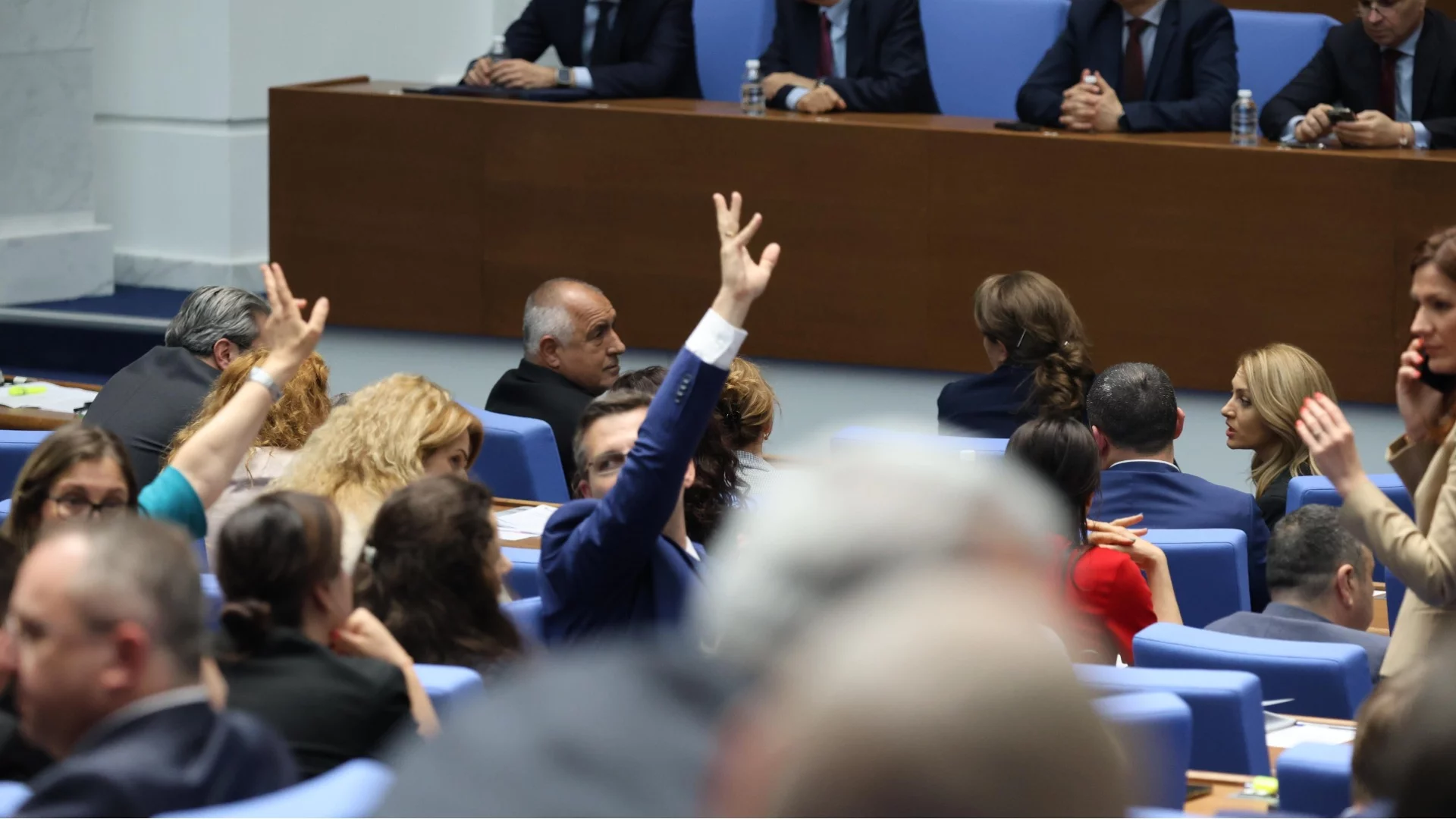 "На върха на пирамидата стои Пеевски": Депутатите 7 часа дебатираха вота на недоверие