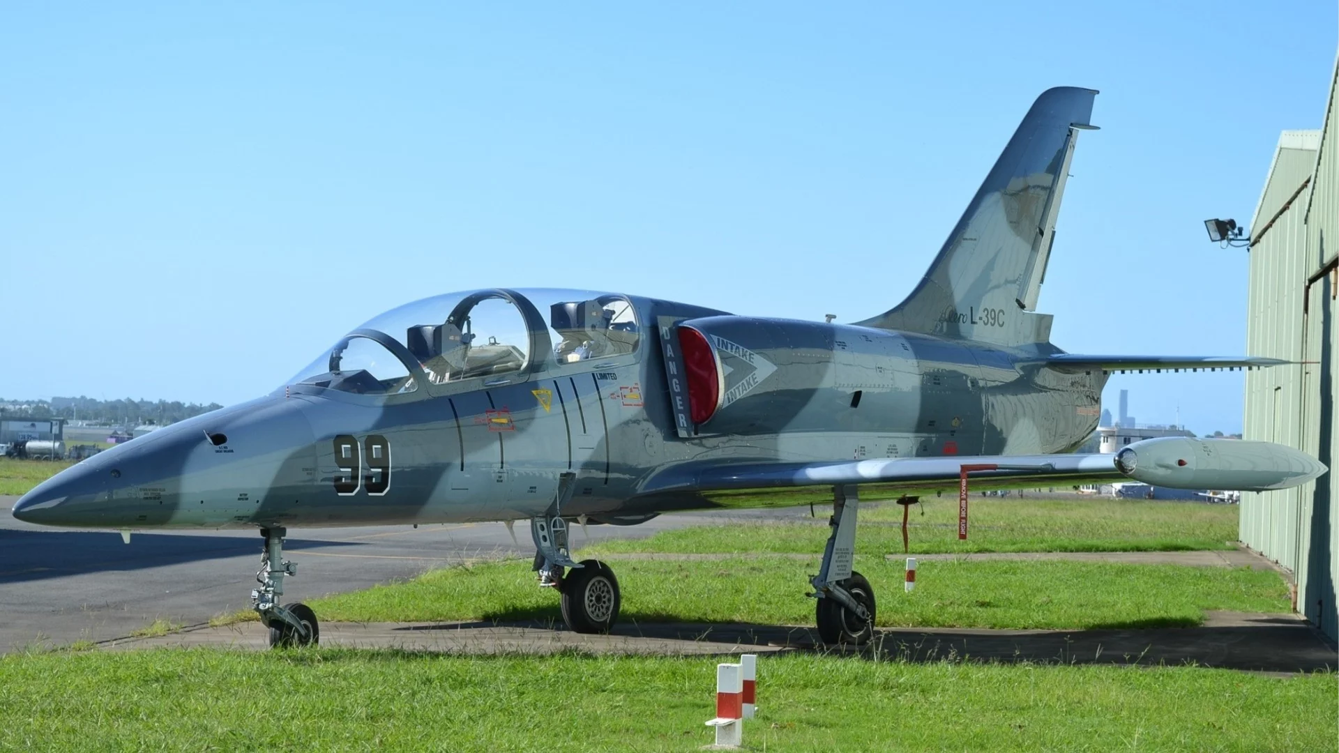 Чехия ни предалага модерни учебни военни самолети L-39