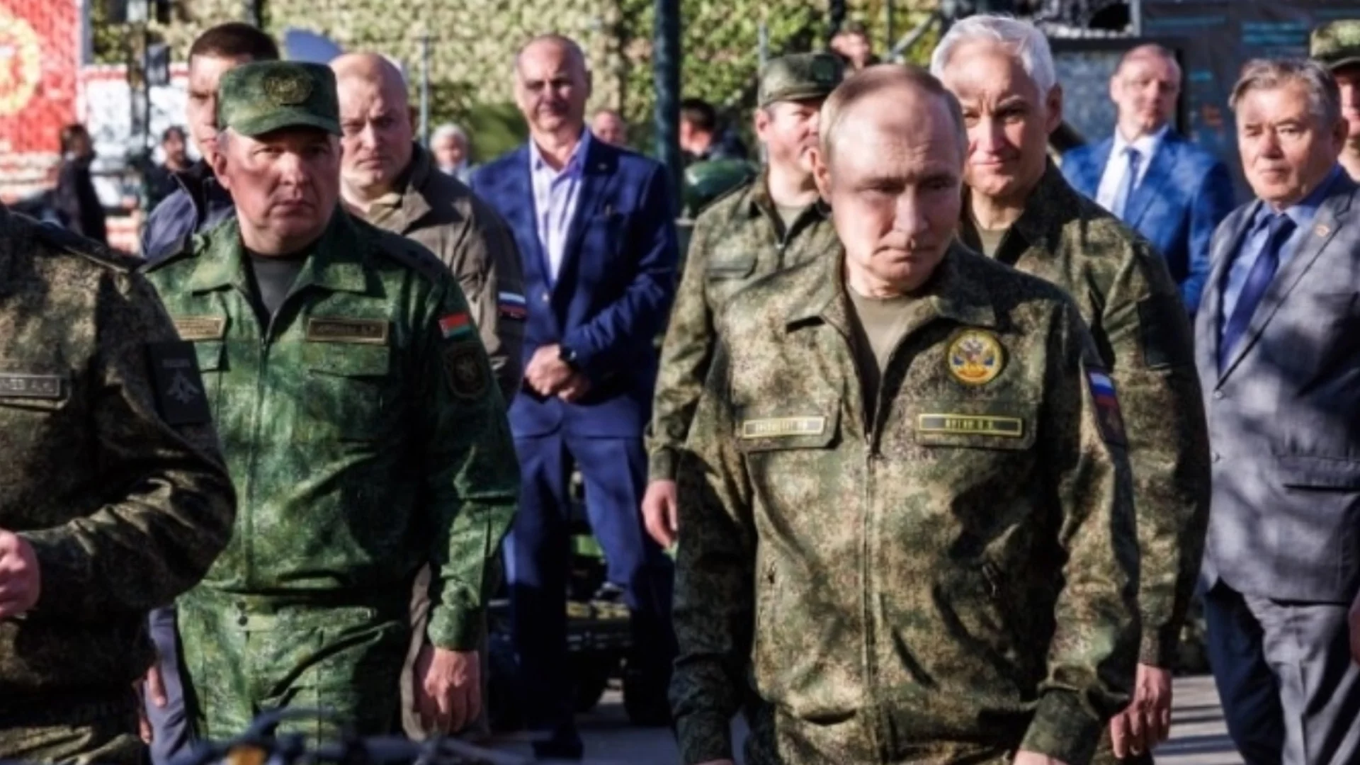Зеленски: На Путин не му докладват колко е зле. Путин лично плаши НАТО с униформа и пистолет (ВИДЕО)