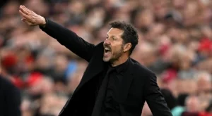 Много грозен акт от феновете на Ливърпул накарал Диего Симеоне да им скочи