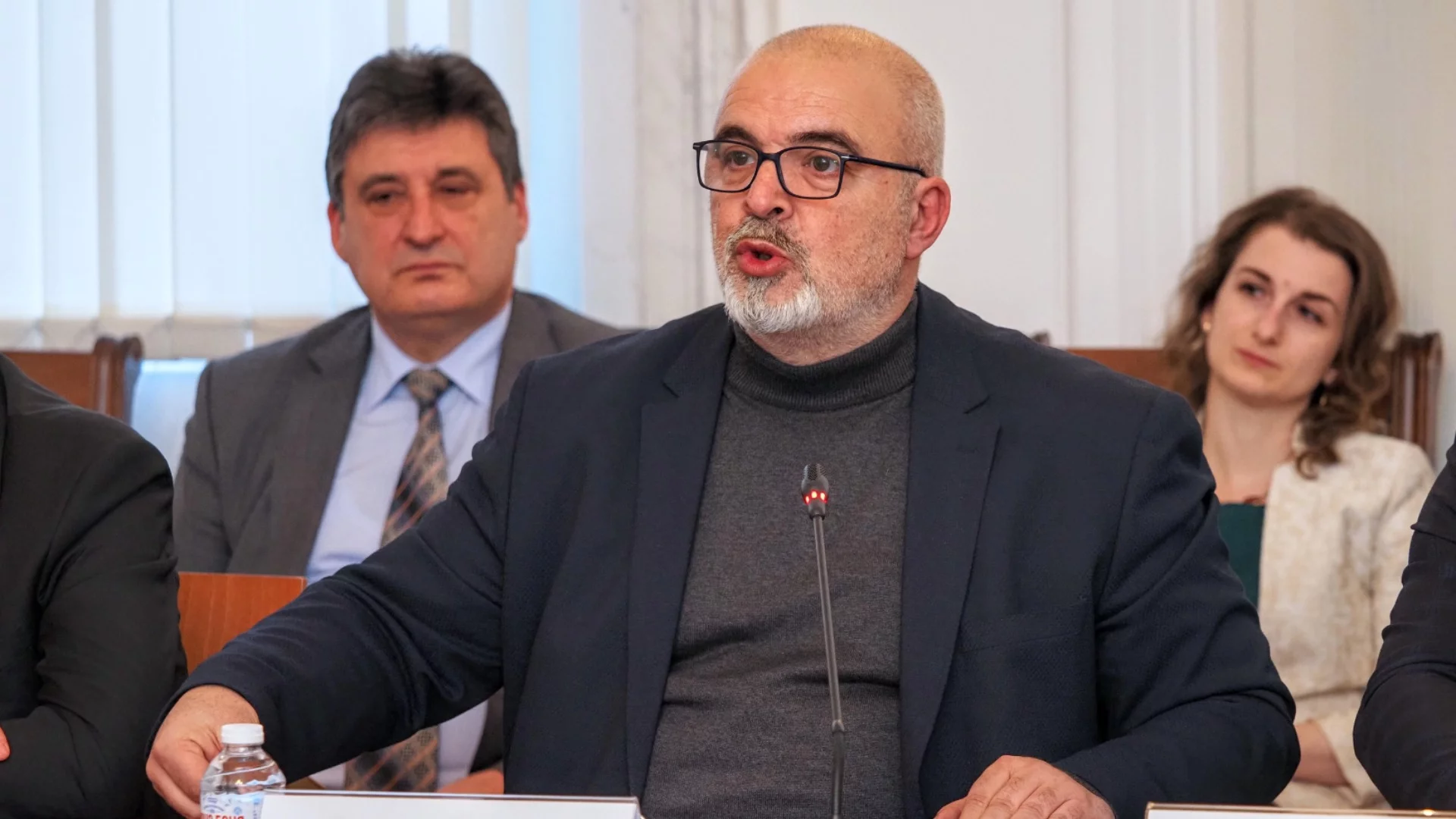 Управляващите бързат: Парламентът отнема правомощията на Радев за шефовете на службите