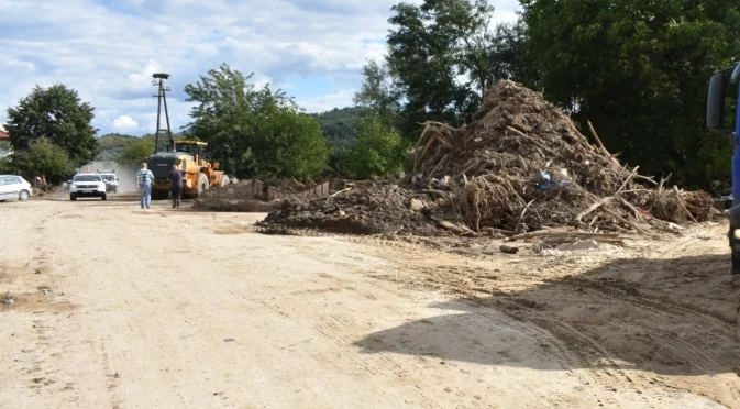 Боклуци запушват канализацията в Ямбол, чистят ги с багери