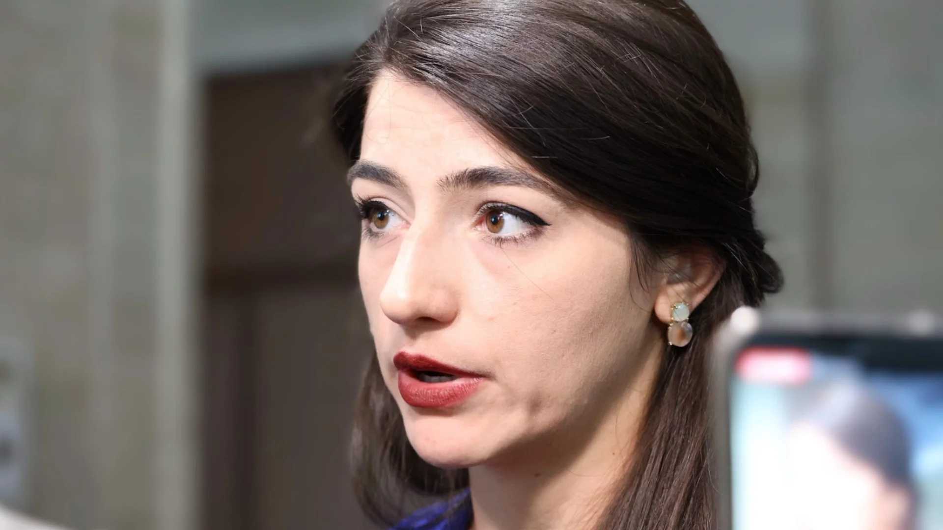 Лена Бориславова намекна, че Пеевски е причината за проблемите с трафика тази сутрин (ВИДЕО)
