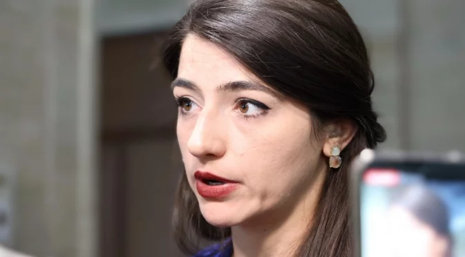 Лена Бориславова намекна, че Пеевски е причината за проблемите с трафика тази сутрин (ВИДЕО)