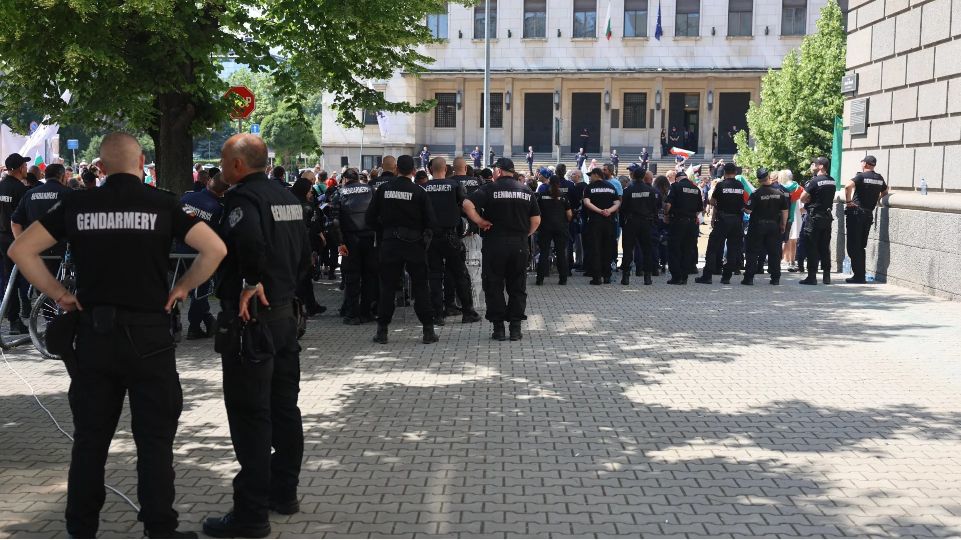 Полицай почина, докато охранява протеста пред Народното събрание (СНИМКА)