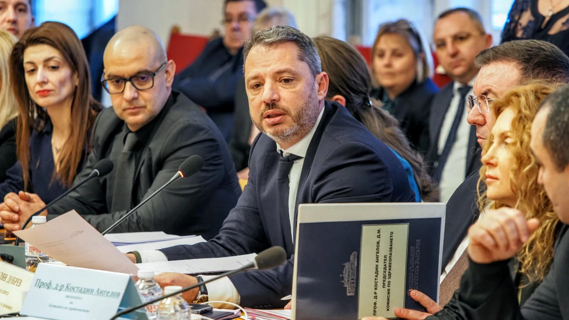 МВФ препоръча, а властта одобри: Замразяват заплатите в администрацията, осигуровки и данъци - нагоре