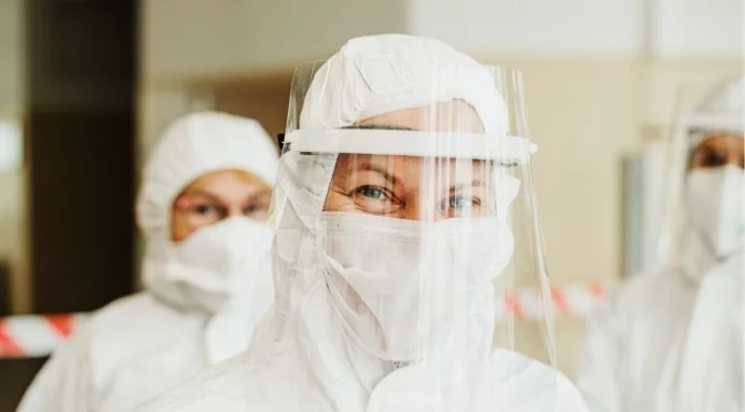 Случаите на COVID-19 растат, засега без натиск върху болниците