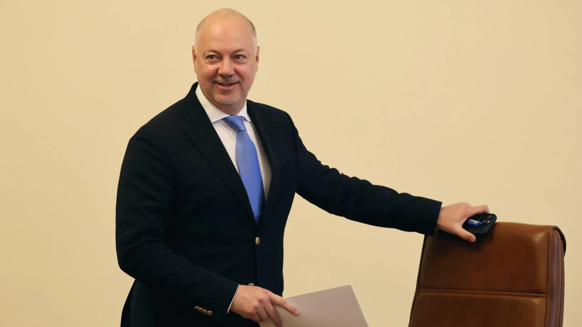 Пеевски настоя за спешен отговор от Желязков и го получи