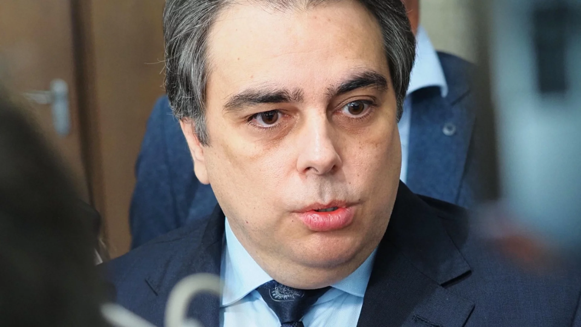Асен Василев: Не смятам да влизам като арбитър между Пеевски и Борисов