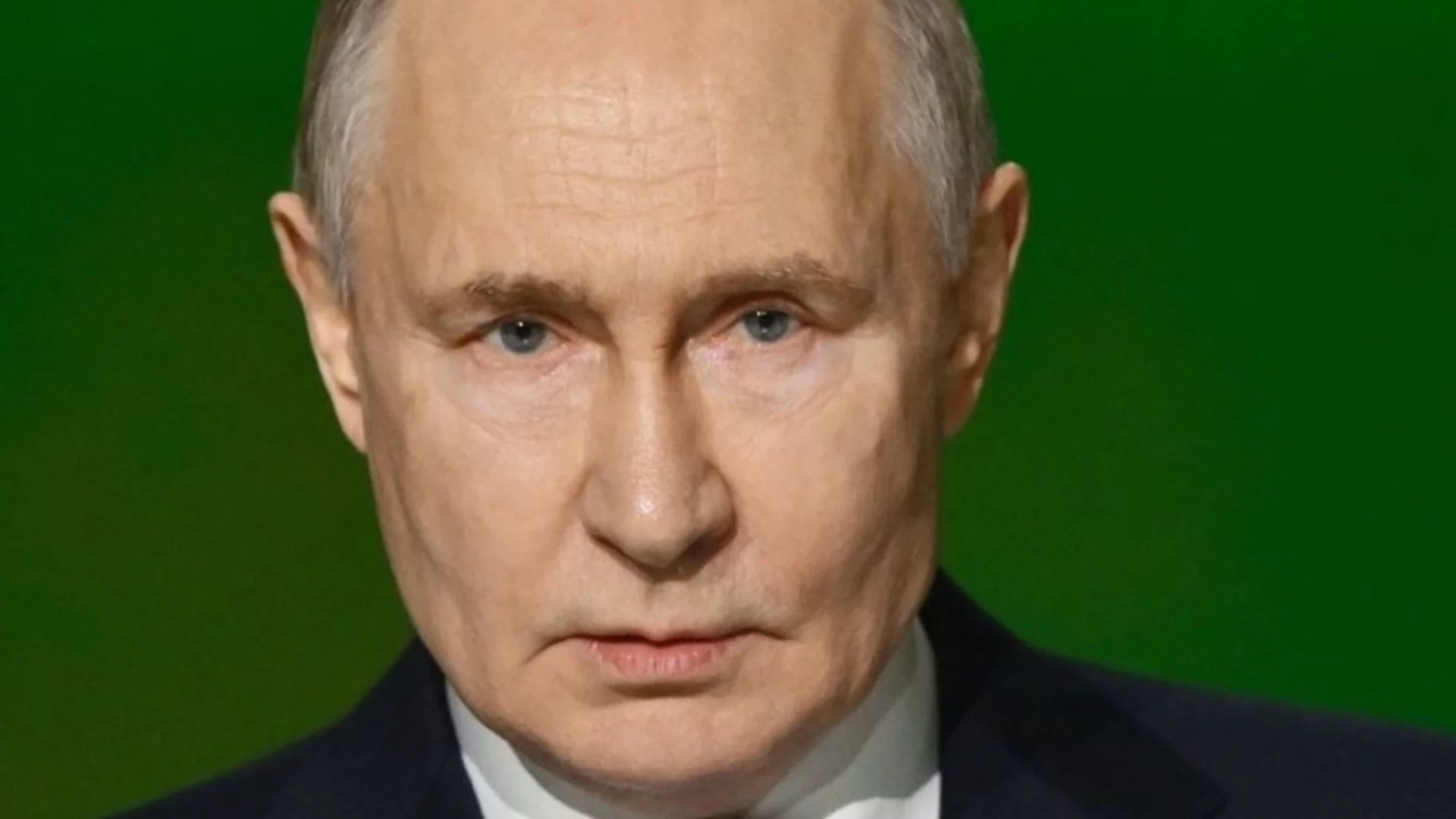 Истинската история на Путин: Баща му бил принуден да се ожени за майка му, след като случайно ѝ избол окото с вила