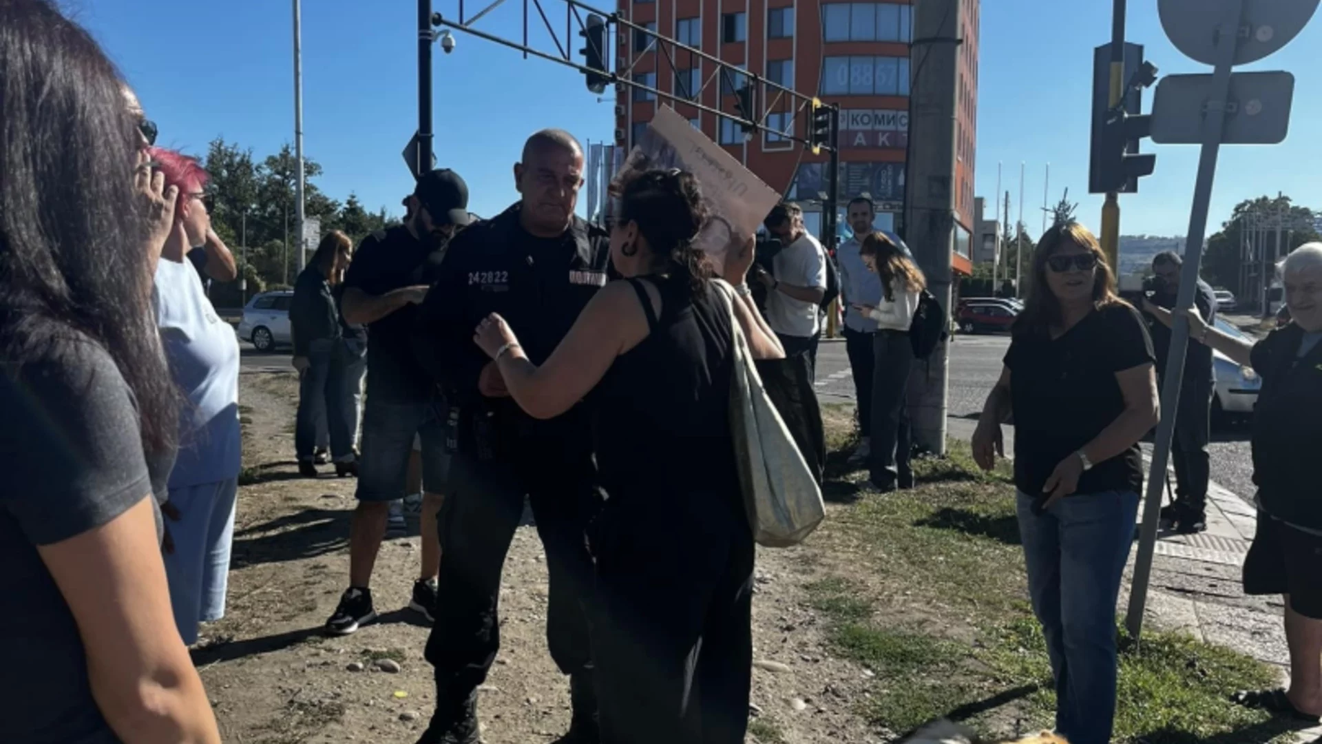 Жителите на "Дружба" се вдигнаха на протест, блокираха бул "Цариградско шосе" (ВИДЕО)