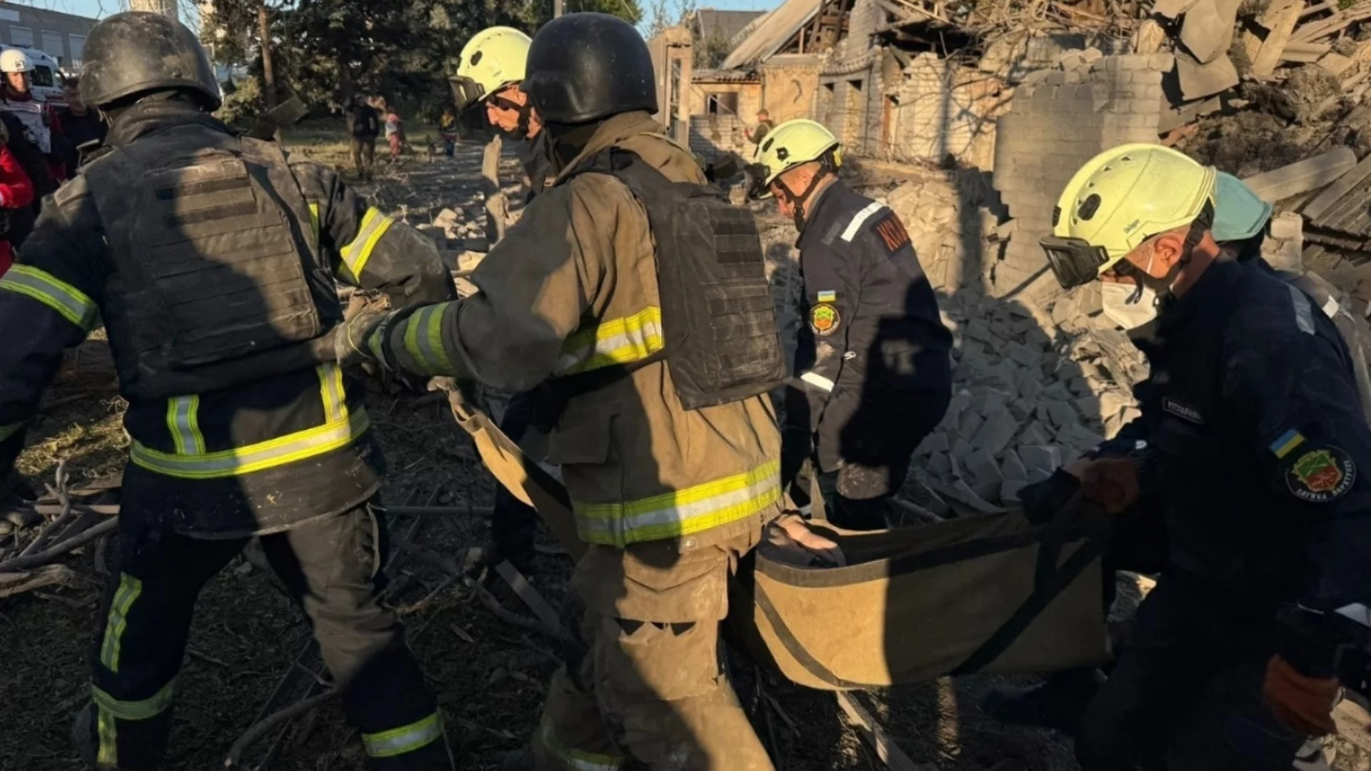 Масирана руска бомбардировка в Запорожие и Суми, Украйна удари санаториум в Крим с "важни гости" (ВИДЕО)