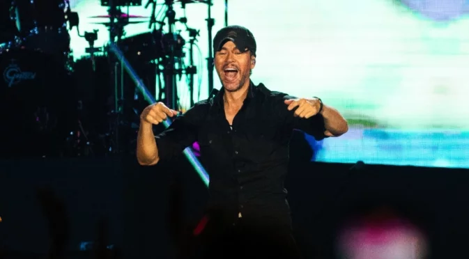 Caliente! Енрике Иглесиас в София: Испанска фиеста с българско знаме в ръка и "Обичам ви, България!" (СНИМКИ)