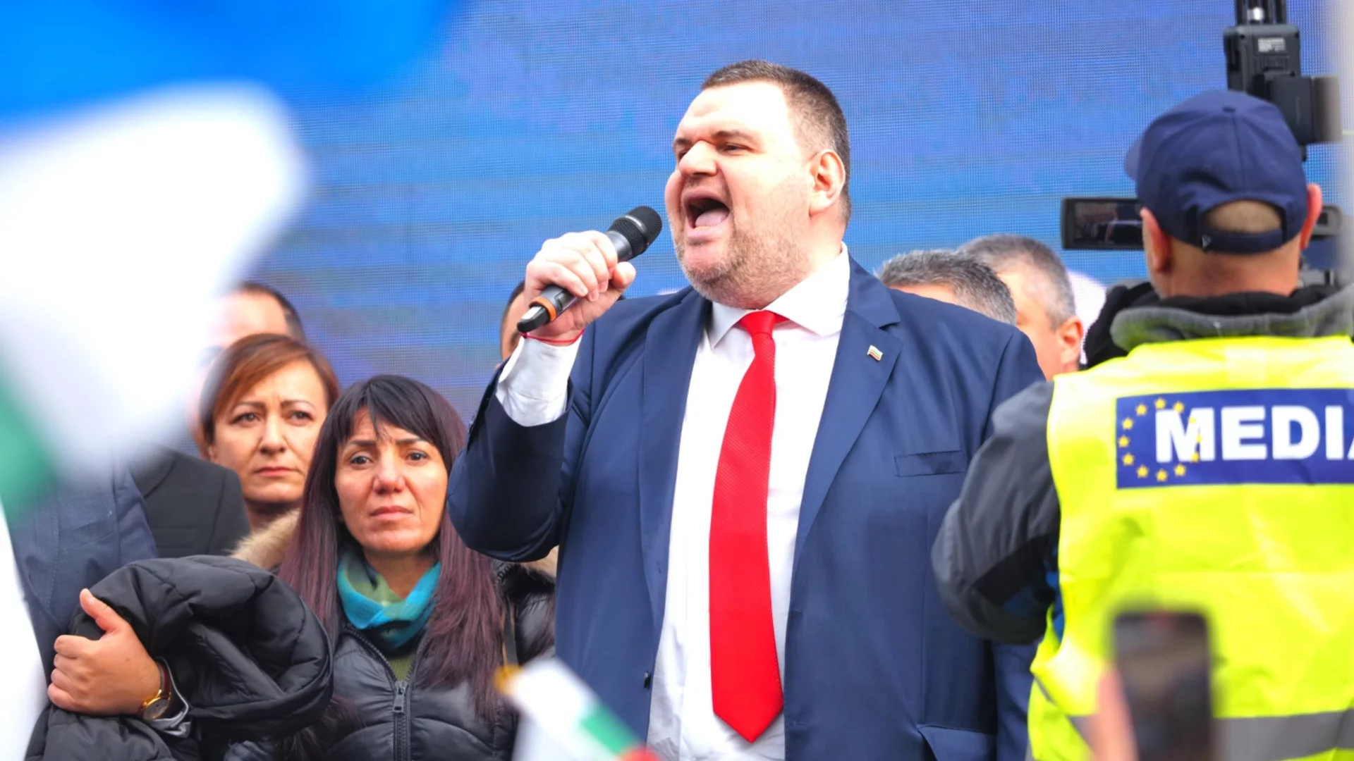 Един ден в държавата с главно Д. 